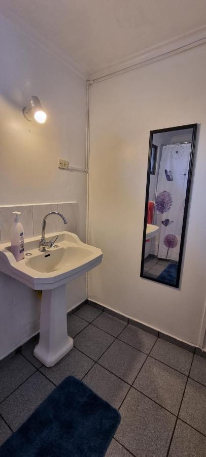 Acomodação com café da manhã  Habitacion Privada Centrica Y Tranquila Con Cama 2 Plazas Y Estacionamiento Sector Terminal Ohiggins *