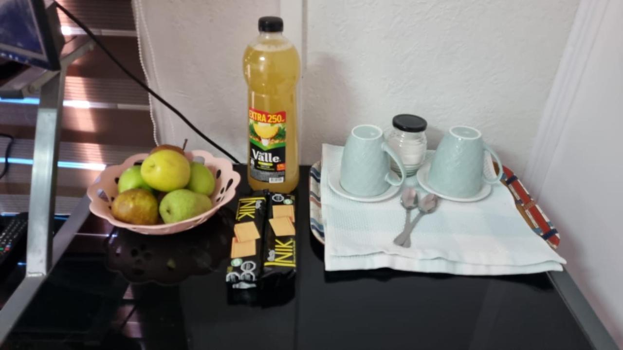 Habitacion Privada Centrica Y Tranquila Con Cama 2 Plazas Y Estacionamiento Sector Terminal Ohiggins Acomodação com café da manhã  *